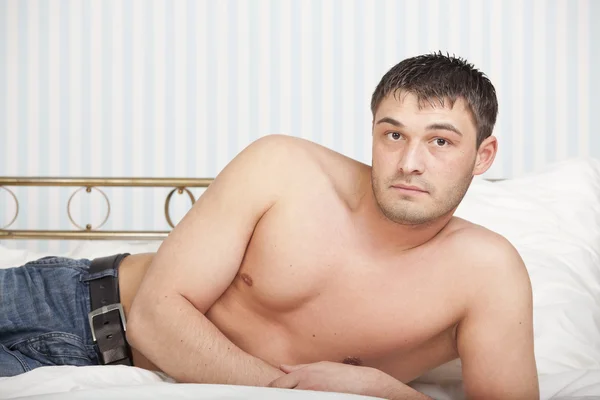 Mann im Bett — Stockfoto