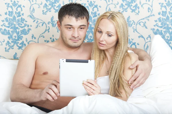 Casal com computador tablet — Fotografia de Stock