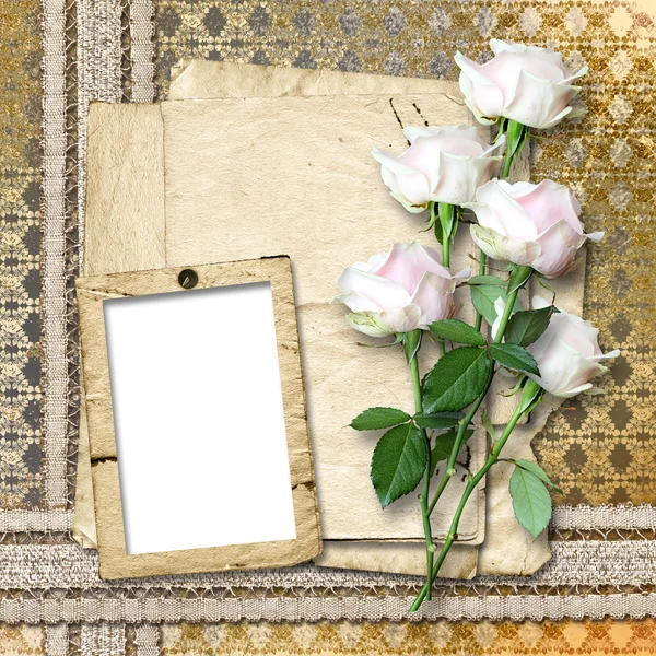 Vintage-Papier mit Rosen auf dem Vintage-Hintergrund. — Stockfoto
