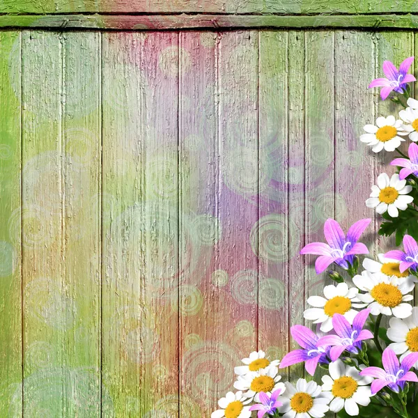 Ročník dřevěné pozadí s květinami. — Stock fotografie