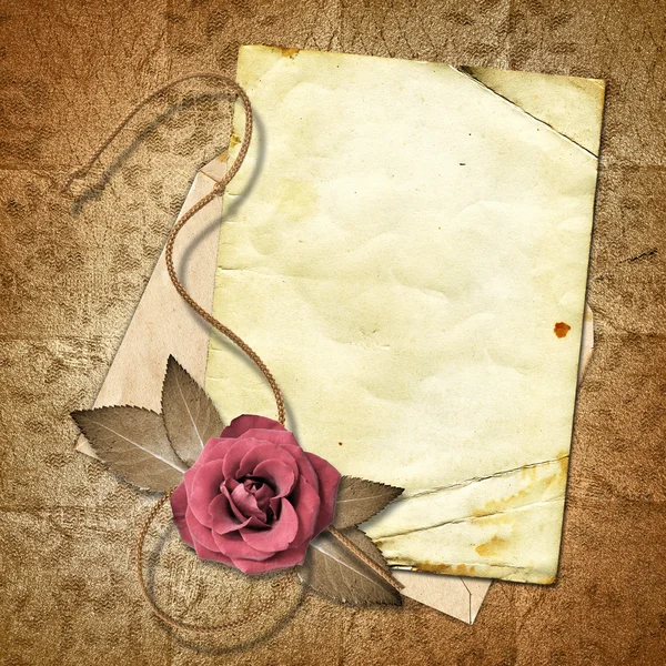Oud papier met een roos op de vintage achtergrond. — Stockfoto