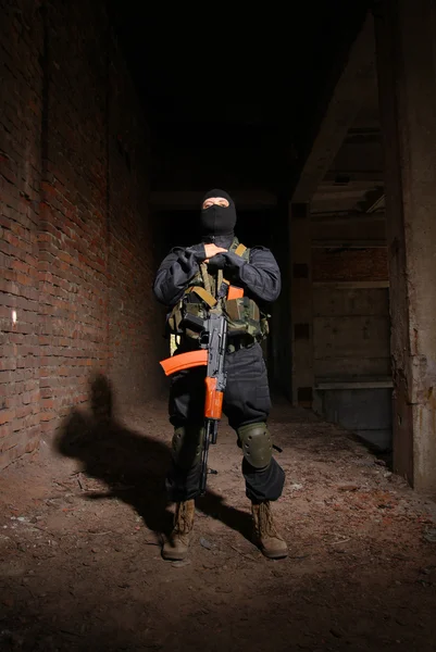 Солдат в тяжелых боеприпасах с винтовкой — стоковое фото