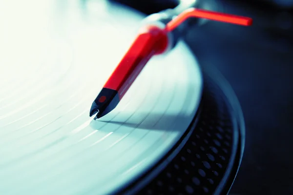 Professioneel draaikrans spelen vinyl record — Stockfoto