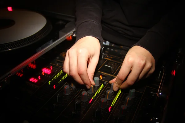 Ręce DJ, grający w klubie nocnym — Zdjęcie stockowe