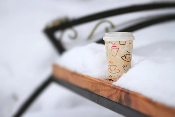 Café caliente en frío día de invierno al aire libre — Foto de Stock