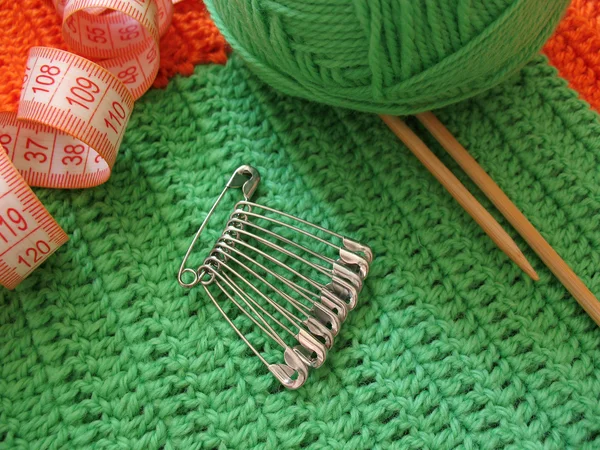 Green clew and needle for knitting — Stock Photo, Image