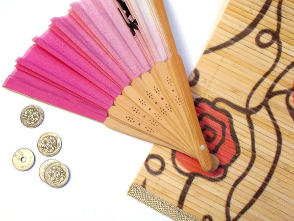 Japanese fan and coins — Stock Photo, Image