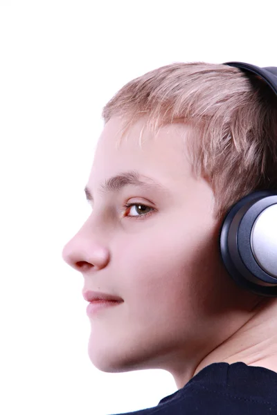 Teenager hört Musik mit Kopfhörer — Stockfoto