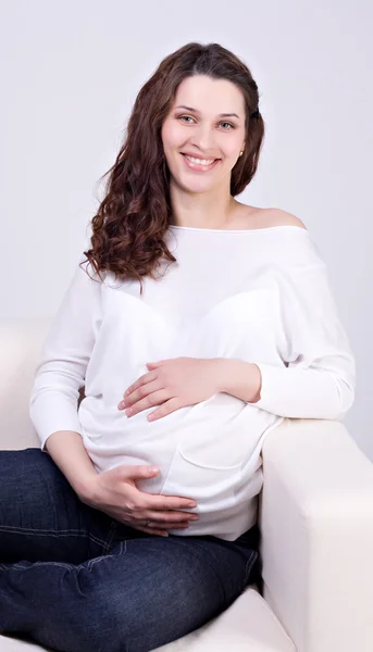 Mladá atraktivní těhotná žena — Stock fotografie