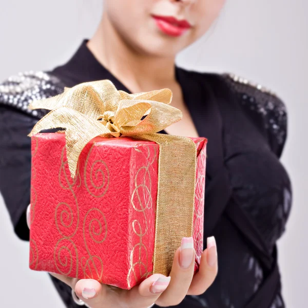 Красивая девушка с подарочной коробкой — стоковое фото