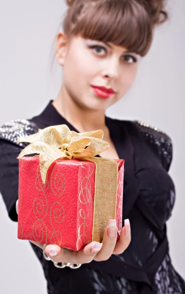 उपहार बॉक्स के साथ सुंदर लड़की — स्टॉक फ़ोटो, इमेज