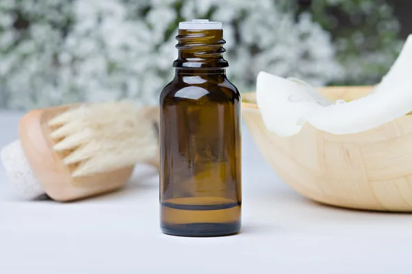 Olio e fiori per aromaterapia — Foto Stock