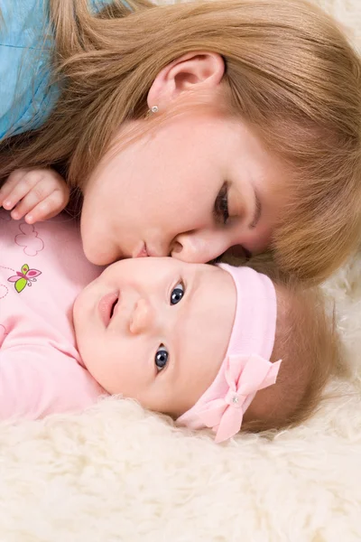 Portret matki szczęśliwy z małą córeczkę — Zdjęcie stockowe