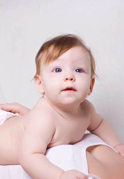 Bonito bebê menina com olhos azuis — Fotografia de Stock