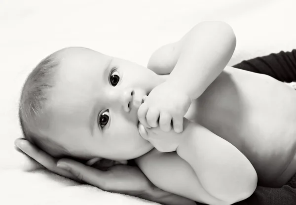 Чорно-біле зображення маленького хлопчика — стокове фото