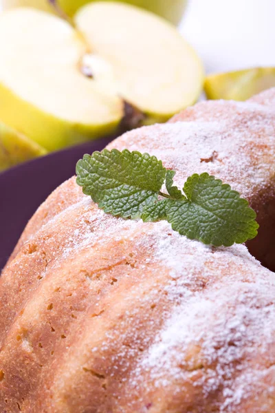 Sabroso pastel de manzana en el plato —  Fotos de Stock