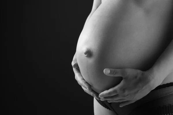 Der Bauch einer schwangeren Frau — Stockfoto