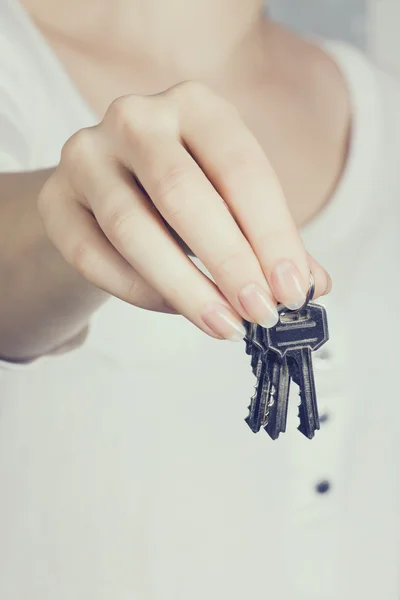 La mano de la mujer sosteniendo nuevas llaves —  Fotos de Stock