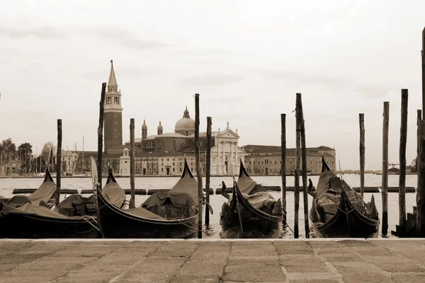 ヴェネツィアのセピア色のトーンの街並み — ストック写真