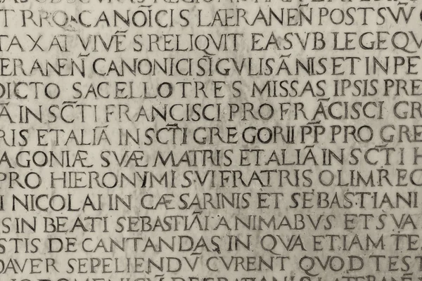 Средневековая латинская католическая надпись — стоковое фото