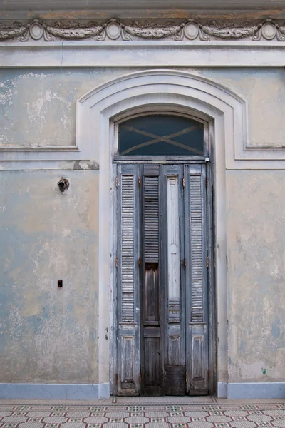 Дверь в Сьенфуэгос, Куба — стоковое фото