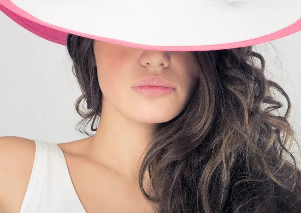 时尚照片令人愉快的女人在一顶白色的帽子 — 图库照片