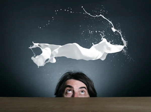 Człowiek patrzy niecierpliwie na biały spray płyn. — Zdjęcie stockowe