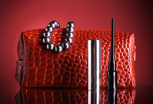 Rød taske til makeup og læbestift og mascara . - Stock-foto