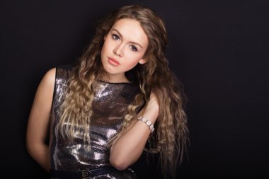 siyah arka plan üzerine güzel bir genç kadın