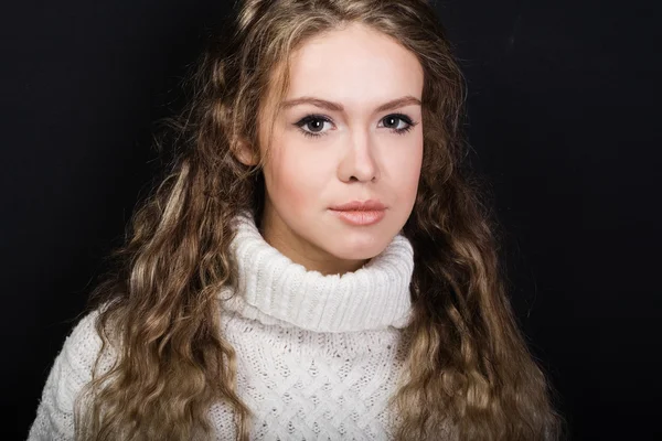 스웨터를 입은 젊은 여자 — 스톡 사진