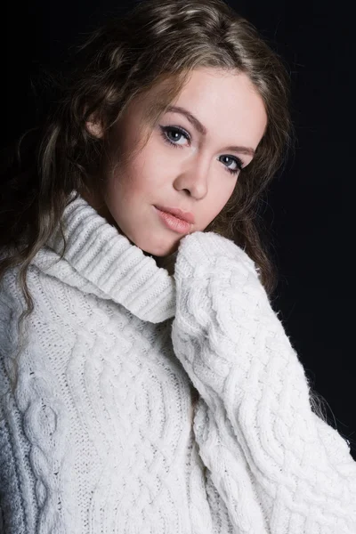 Giovane donna in un maglione — Foto Stock