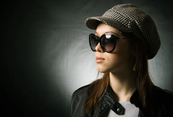 Девушка в кепке и солнечных очках — стоковое фото