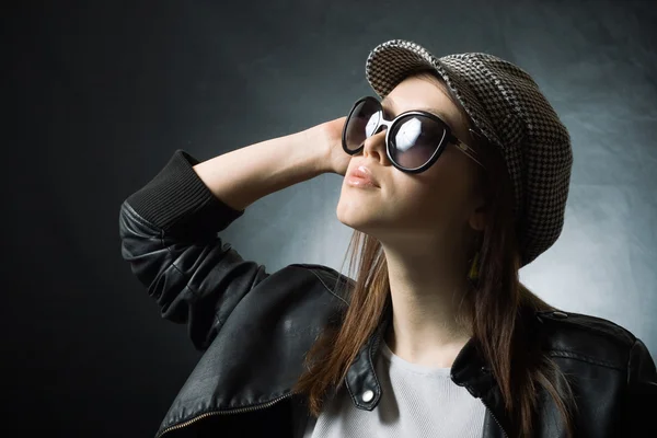 Дівчина в шапці і сонцезахисні окуляри — стокове фото
