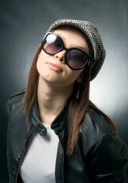 Dívka v čepici a brýle — Stock fotografie