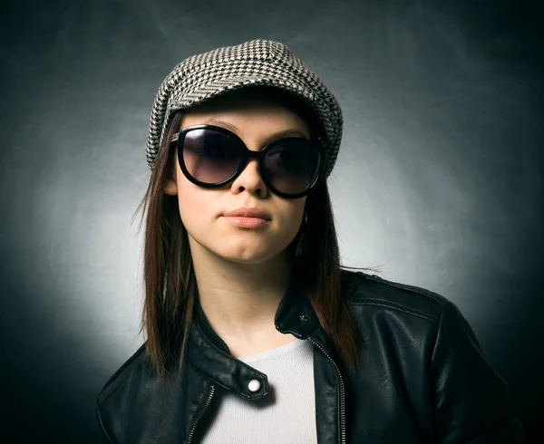 Meisje in een pet en zonnebril — Stockfoto