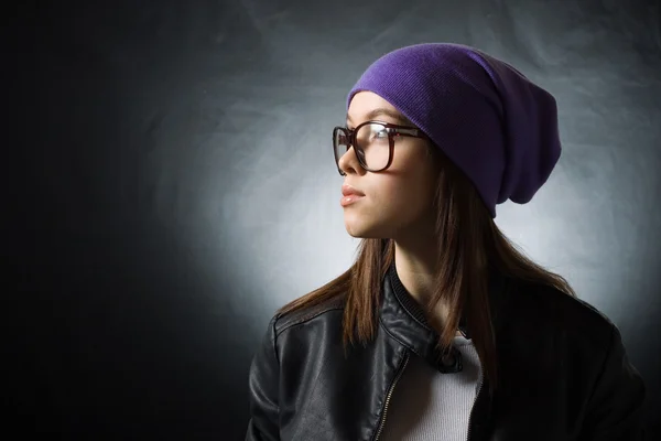 Chica en un sombrero de punto púrpura y gafas de sol —  Fotos de Stock