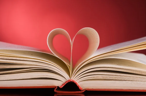 Сторінки книги, вигнуті у формі серця — стокове фото