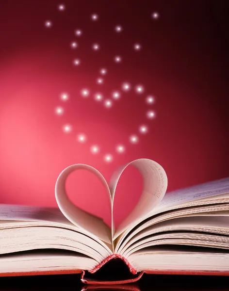 Strony książki zakrzywionej w kształt serca — Zdjęcie stockowe
