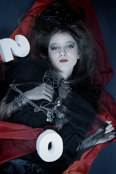 Porträt einer geheimnisvollen Dame in Rot und Schwarz. — Stockfoto