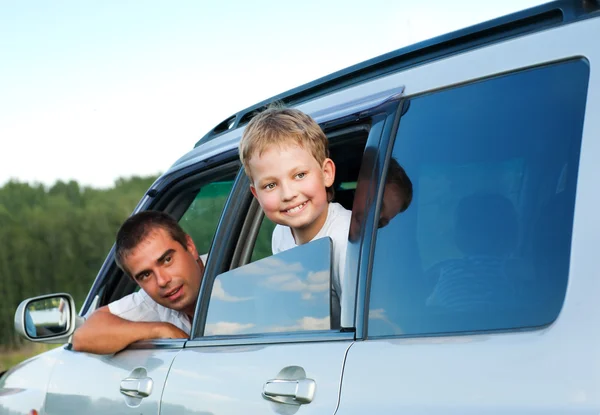 Familia en coche —  Fotos de Stock