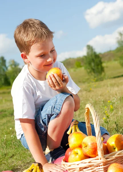 Boy with apples — Stock Photo, Image