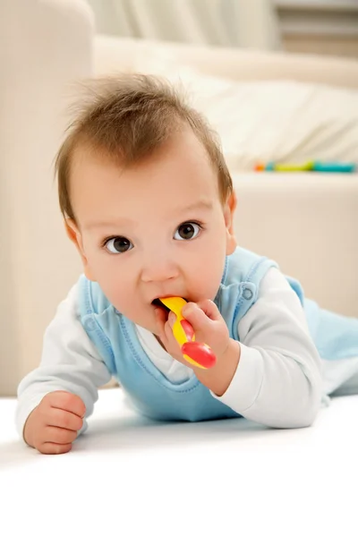 Bebé con cuchara —  Fotos de Stock