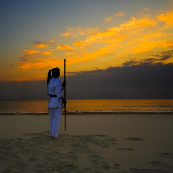 Karate op zonsondergang strand — Stockfoto