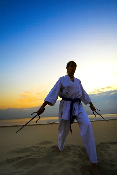 Karate på sunset beach — Stockfoto