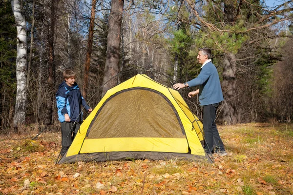 Tenda na floresta de outono — Fotografia de Stock