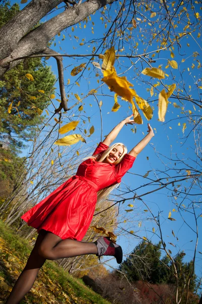 Girl wiht in autumn park — Stock Photo, Image