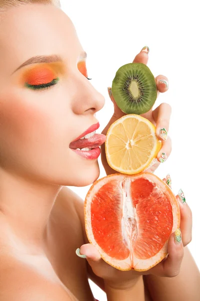 Mujer con frutas — Foto de Stock