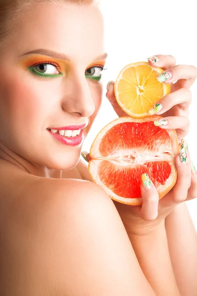 Kvinna med grapefrukt — Stockfoto