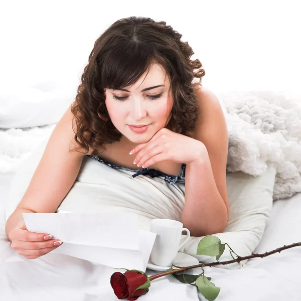 Woman reading letter — Stock Photo, Image
