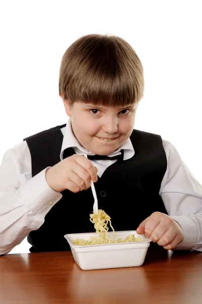 Menino comendo macarrão instantâneo — Fotografia de Stock